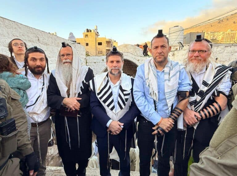 תפילת שחרית בקבר יוסף: "להחזיר נוכחות קבועה למקום"