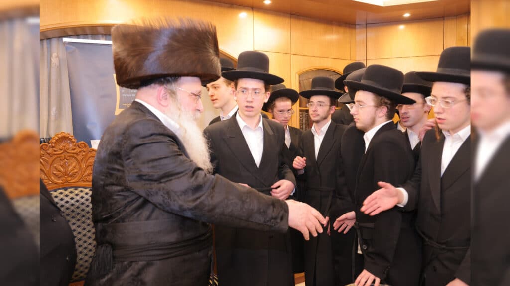 משלחת יתומי 'הבן יקיר' ביקרו בבתי גדו"י שכתבו אותיות בס"ת