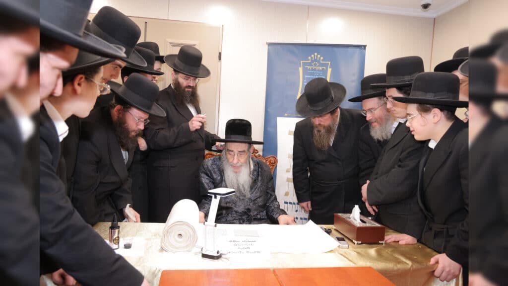 משלחת יתומי 'הבן יקיר' ביקרו בבתי גדו"י שכתבו אותיות בס"ת