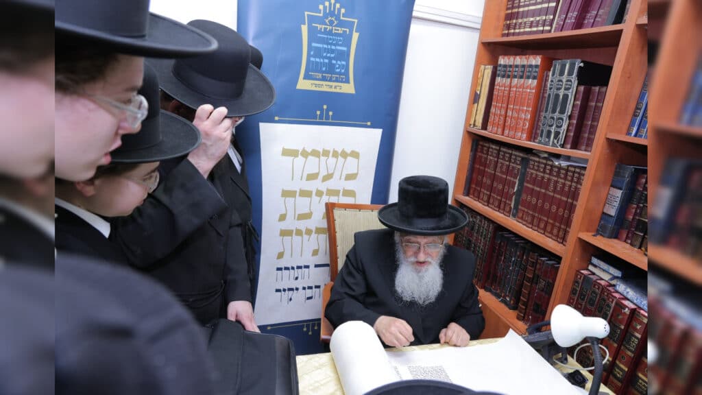 משלחת יתומי 'הבן יקיר' ביקרו בבתי גדו"י שכתבו אותיות בס"ת