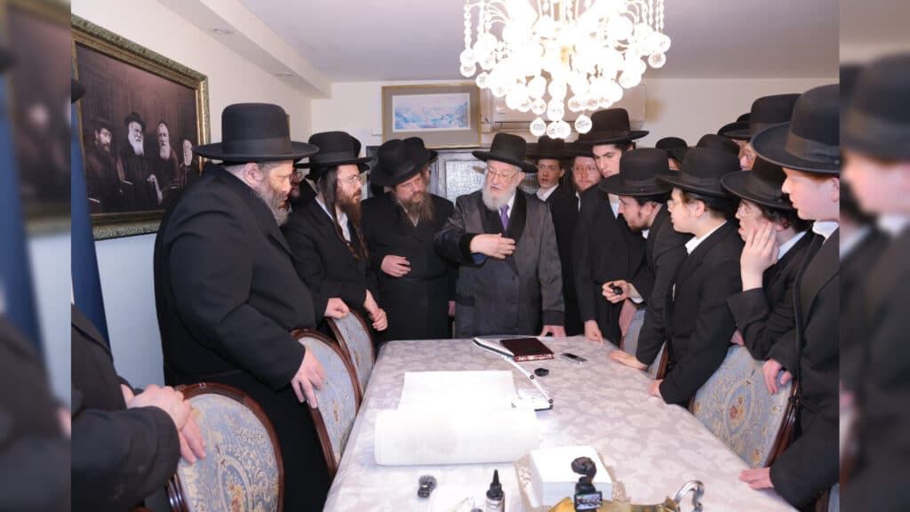 משלחת יתומי 'הבן יקיר' ביקרו בבתי גדו"י שכתבו אותיות בס"ת
