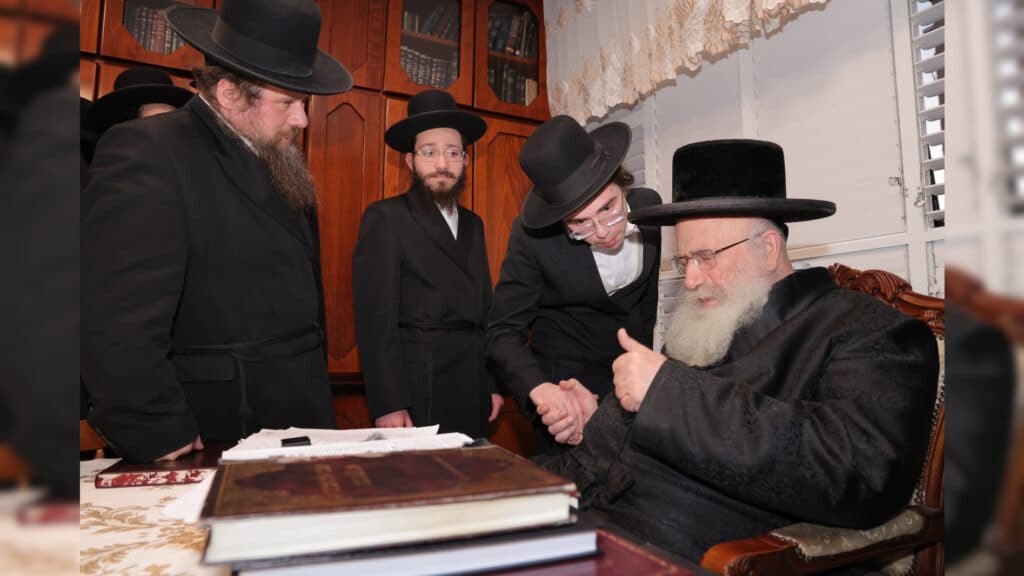 משלחת יתומי 'הבן יקיר' ביקרו בבתי גדו"י שכתבו אותיות בס"ת