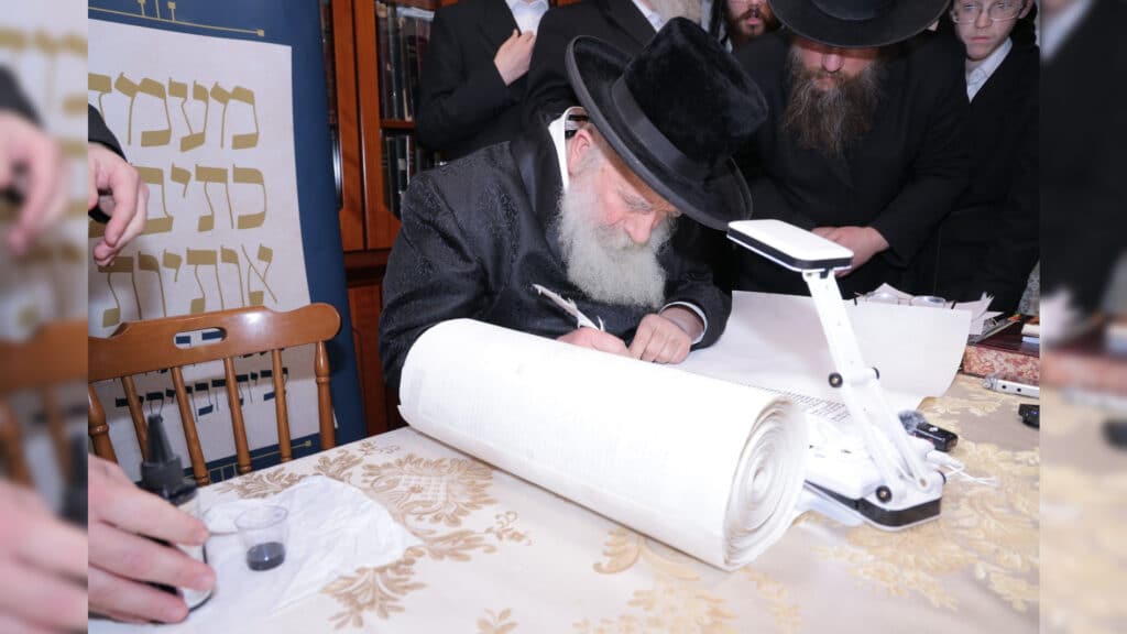 משלחת יתומי 'הבן יקיר' ביקרו בבתי גדו"י שכתבו אותיות בס"ת