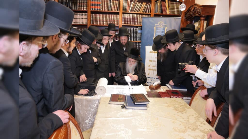 משלחת יתומי 'הבן יקיר' ביקרו בבתי גדו"י שכתבו אותיות בס"ת