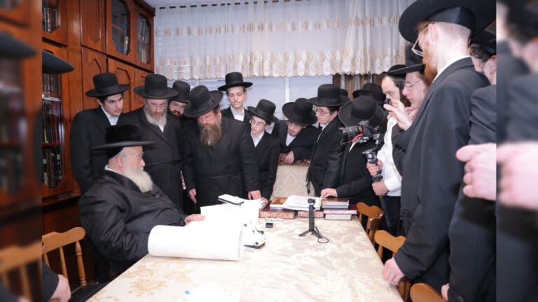 משלחת יתומי 'הבן יקיר' ביקרו בבתי גדו"י שכתבו אותיות בס"ת