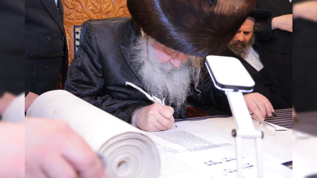 משלחת יתומי 'הבן יקיר' ביקרו בבתי גדו"י שכתבו אותיות בס"ת