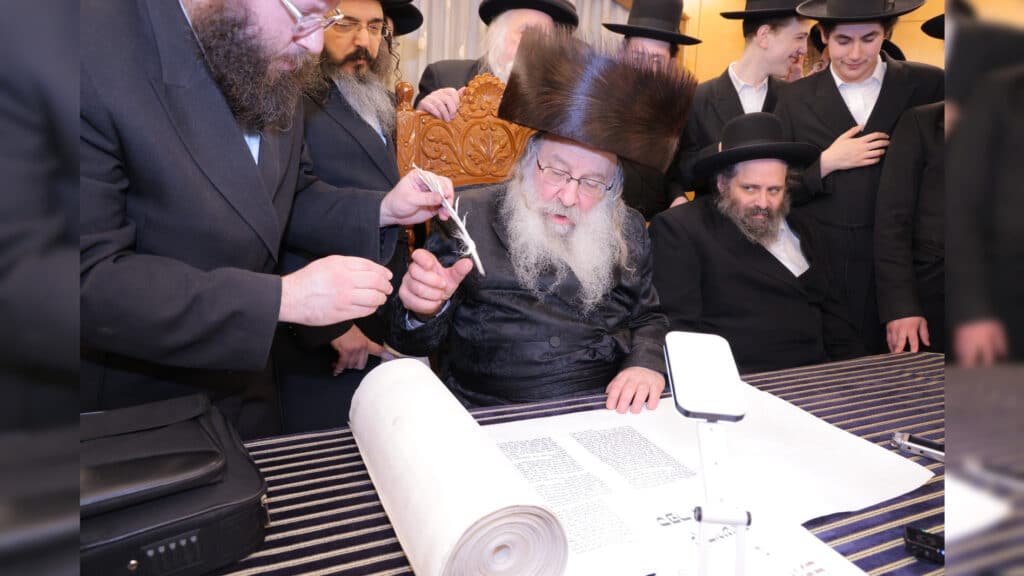 משלחת יתומי 'הבן יקיר' ביקרו בבתי גדו"י שכתבו אותיות בס"ת
