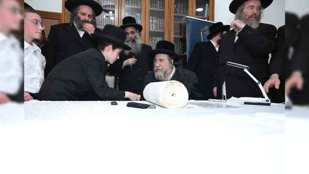 משלחת יתומי 'הבן יקיר' ביקרו בבתי גדו"י שכתבו אותיות בס"ת
