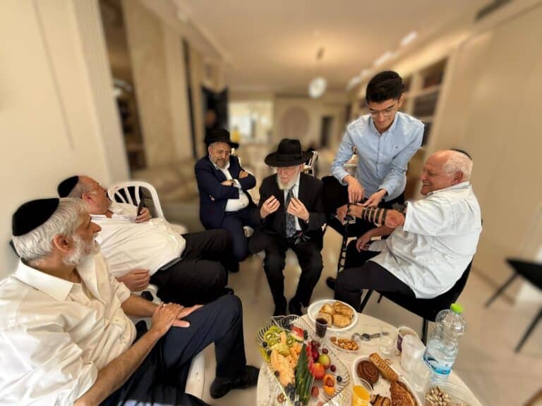 השר הבכיר רעד: הנחת התפילין המרגשת בניחום האבלים