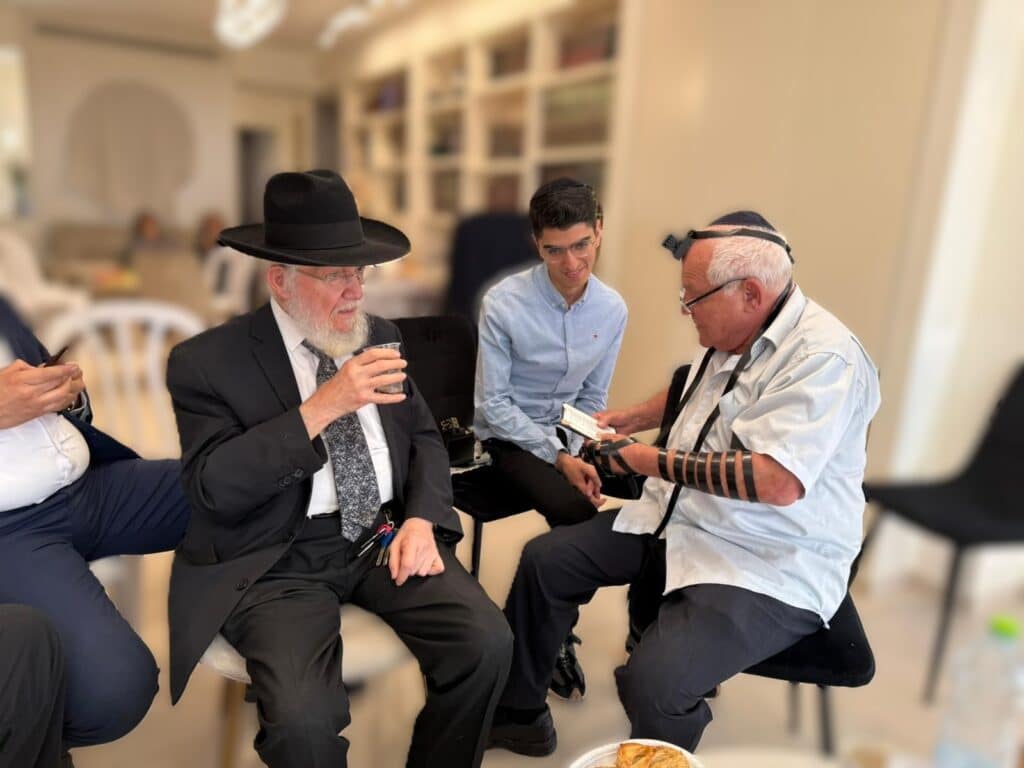 השר הבכיר רעד: הנחת התפילין המרגשת בניחום האבלים