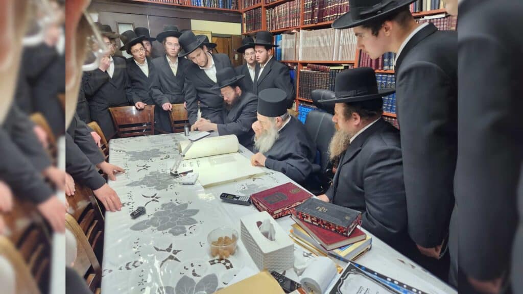 משלחת יתומי 'הבן יקיר' ביקרו בבתי גדו"י שכתבו אותיות בס"ת
