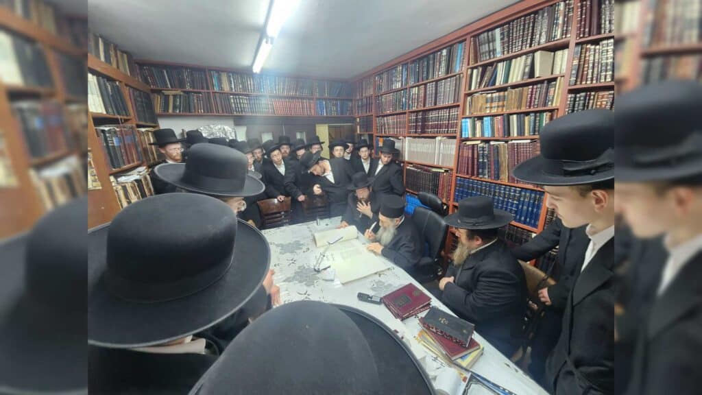 משלחת יתומי 'הבן יקיר' ביקרו בבתי גדו"י שכתבו אותיות בס"ת