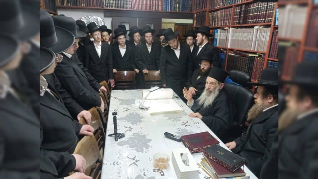 משלחת יתומי 'הבן יקיר' ביקרו בבתי גדו"י שכתבו אותיות בס"ת