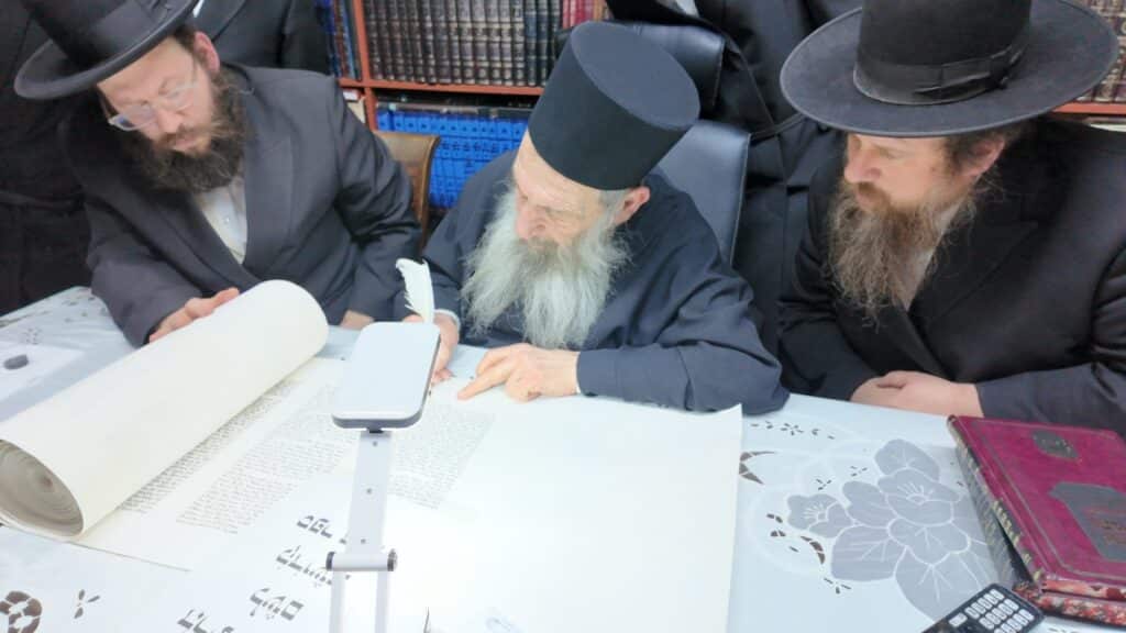 משלחת יתומי 'הבן יקיר' ביקרו בבתי גדו"י שכתבו אותיות בס"ת