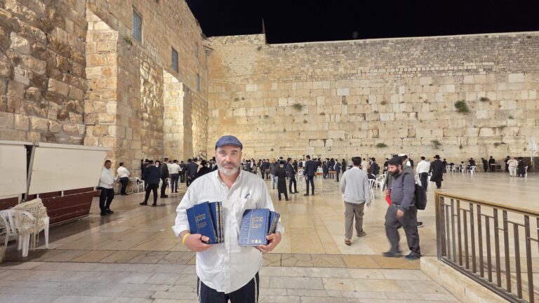 ספר התהילים שתורגם לאוקראינית הוכנס לציון דוד המלך ולכותל