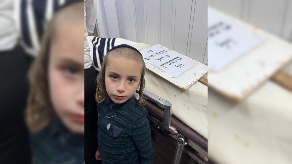 הילד הקטן אומר קדיש בהלוויית אביו זצ"ל