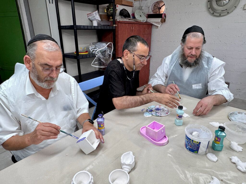עובדי הבנק הגיעו לכפר השיקומי והפתיעו את הדיירים