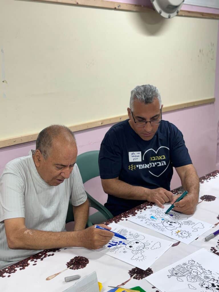 עובדי הבנק הגיעו לכפר השיקומי והפתיעו את הדיירים