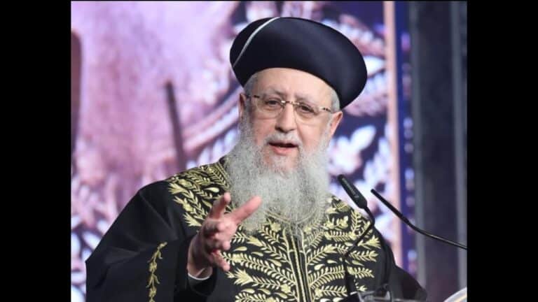 הראשון לציון הגר"ד יוסף: "עוצרים בחורי ישיבות ומבזים אותם"