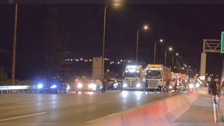 בעקבות נסיון מעצר בחורי ישיבה: המונים חסמו כביש 1 לתנועה