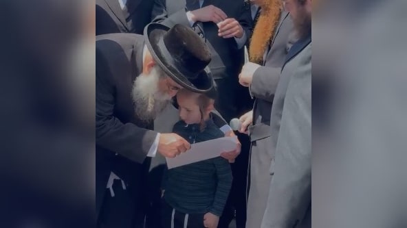 הילד הקטן אומר קדיש בהלוויית אביו זצ"ל