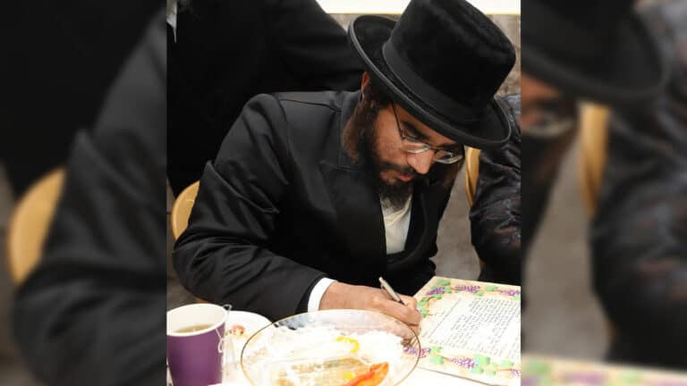 עוזרים להכניס את גר הצדק מתחת לחופה