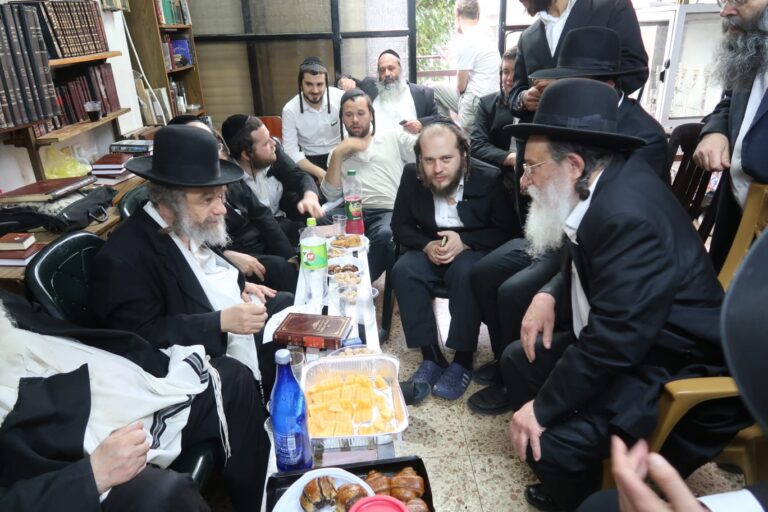 גלריה: גדולי ישראל עלו לנחם את הפוסק הגרמ"מ קארפ