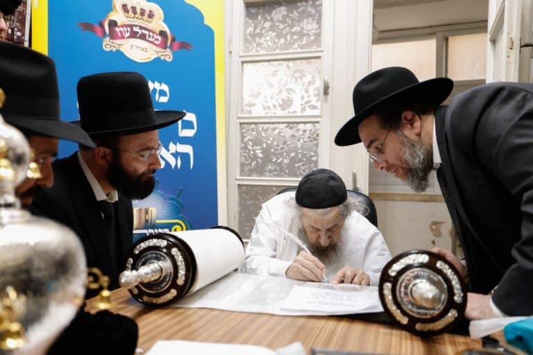 הכנסת ספר תורה והנחת אבן הפינה לקריית התורה "מגדל עוז"