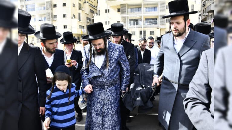 קדיש קורע לב: אלפים ליוו למנוחות את הרבנית ממעז'יבוז'