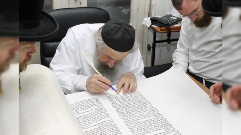 מרן גאון ישראל הגר"ד לנדו שליט"א כתב אות בספר התורה שעליו תיערך הגרלת הענק השנתית של יד לאחים