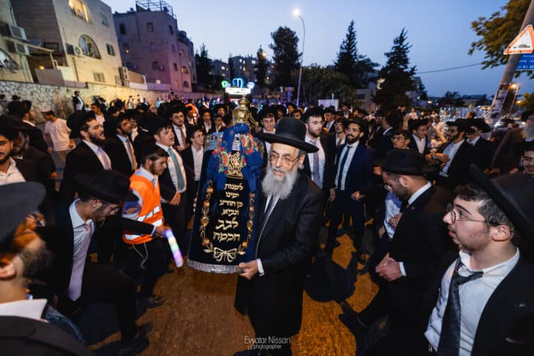 גלריה: ספר תורה חדש הוכנס להיכל ישיבת לבב חכמה