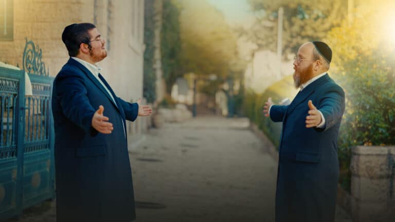שרוליק רוט בקליפ מרגש עם אביו הרב אהרן רוט: "לב אבות"