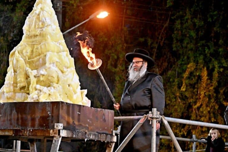 מעמד ההדלקה בקהילת סאטמאר בב"ב בראשות ראש הישיבה