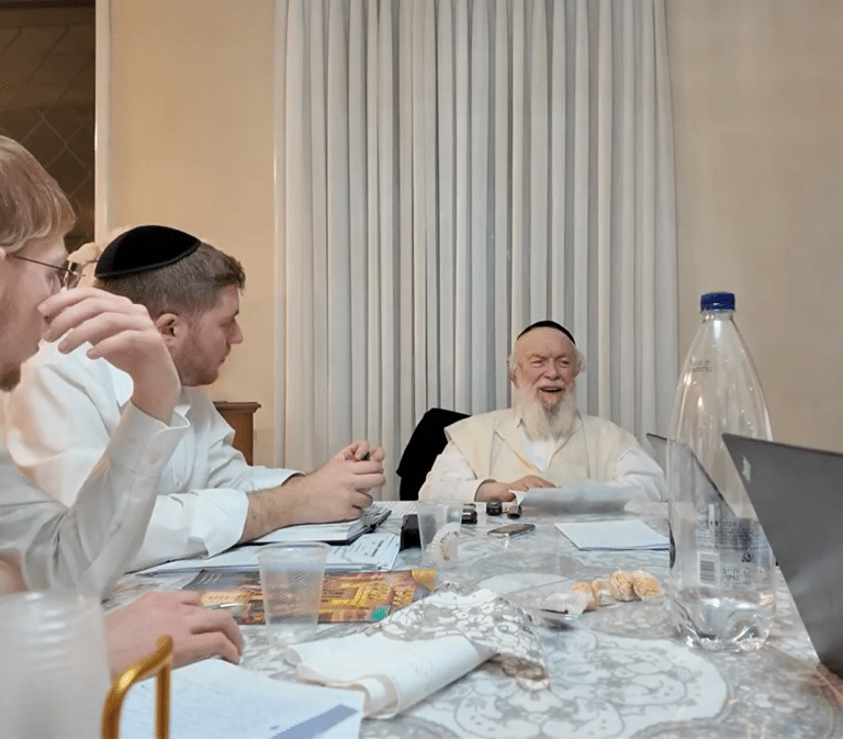 נוסעים ברכב לביהכנ"ס? הגר"י זילברשטיין בפסק דרמטי
