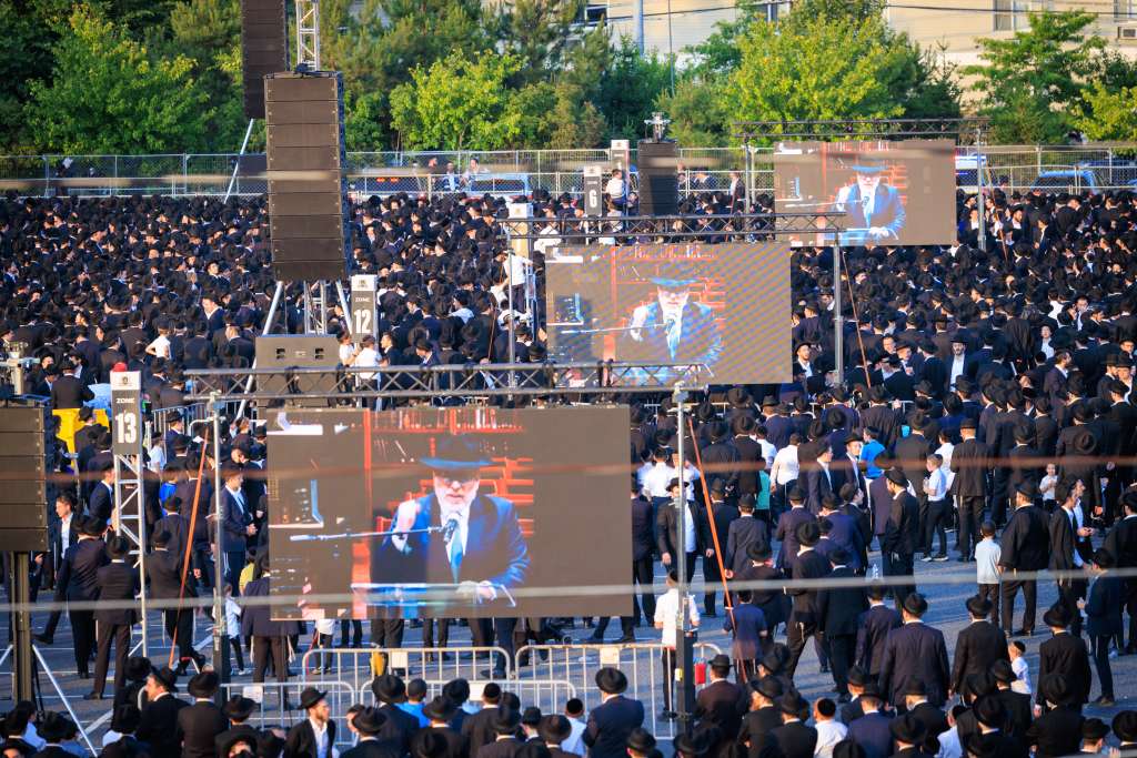 גלריה: השיא בלייקווד - רבבות שרו את ניגונו של המשגיח גלריה: השיא בלייקווד - רבבות שרו את ניגונו של המשגיח