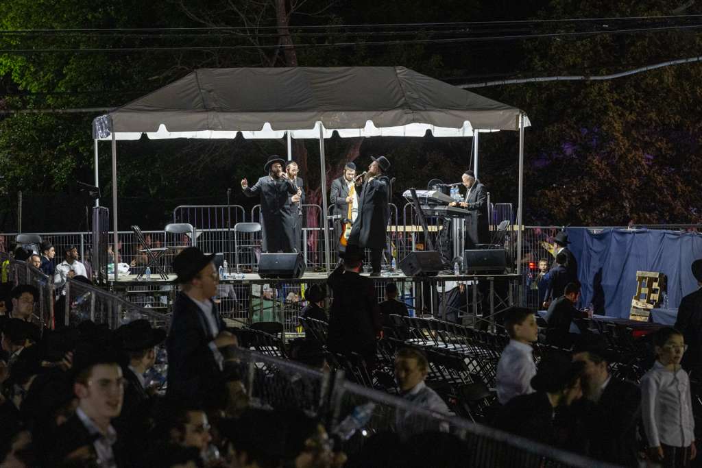 גלריה: השיא בלייקווד - רבבות שרו את ניגונו של המשגיח גלריה: השיא בלייקווד - רבבות שרו את ניגונו של המשגיח