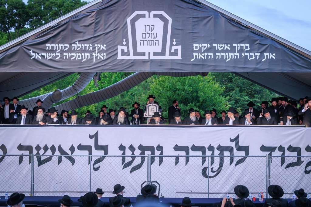 גלריה: השיא בלייקווד - רבבות שרו את ניגונו של המשגיח גלריה: השיא בלייקווד - רבבות שרו את ניגונו של המשגיח