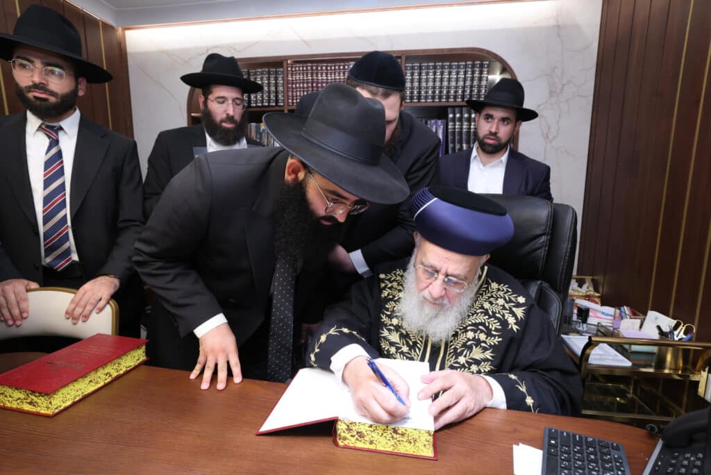 גלריה: במעמד מיוחד - הראשון לציון הסמיך את הסופרים