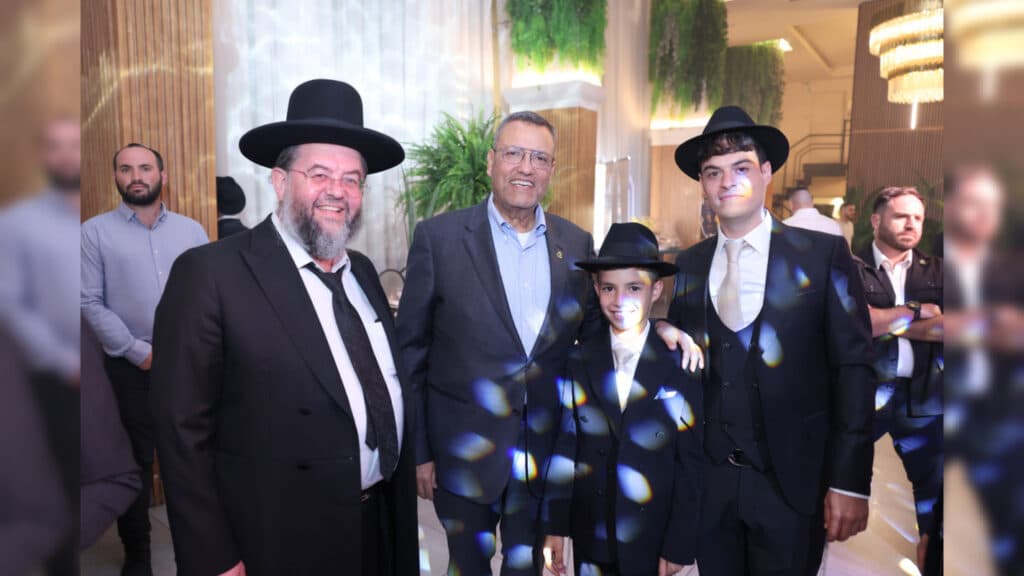 גלריה: שמחת הבר מצוה לנינו של הגאון רבי יצחק כהן