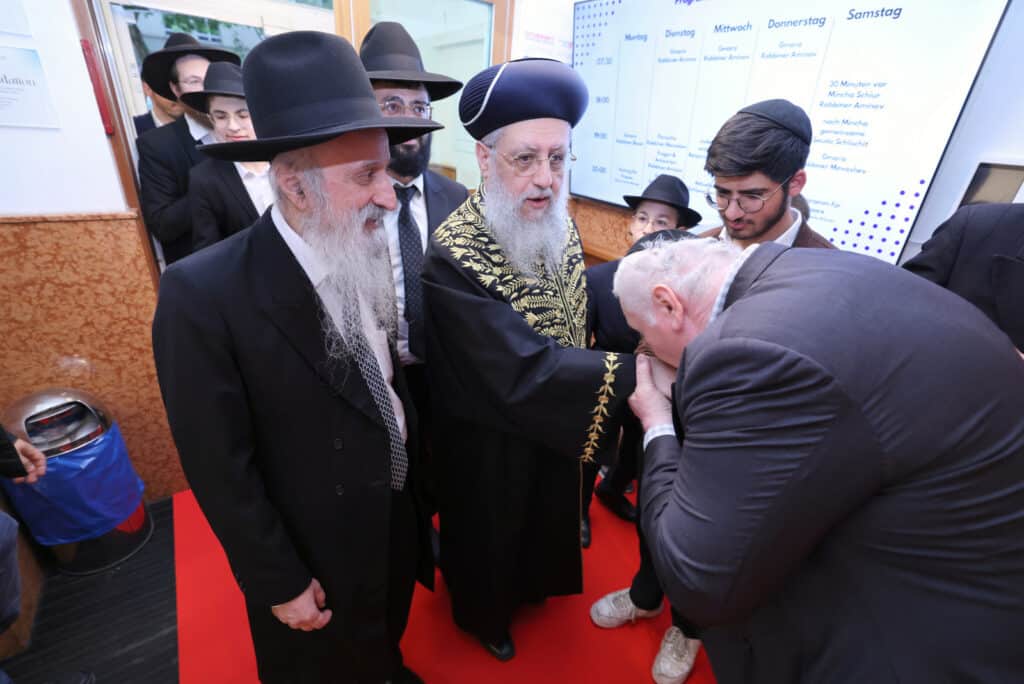 מסע הראשון לציון הגאון רבי דוד יוסף לחיזוק הקהילות באירופה‬