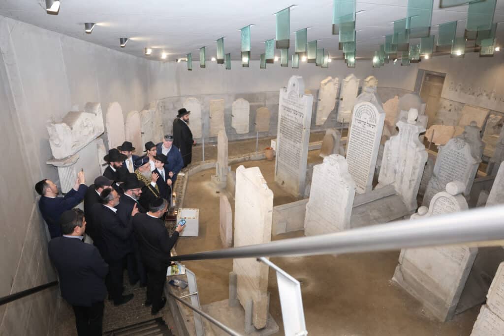 מסע הראשון לציון הגאון רבי דוד יוסף לחיזוק הקהילות באירופה‬