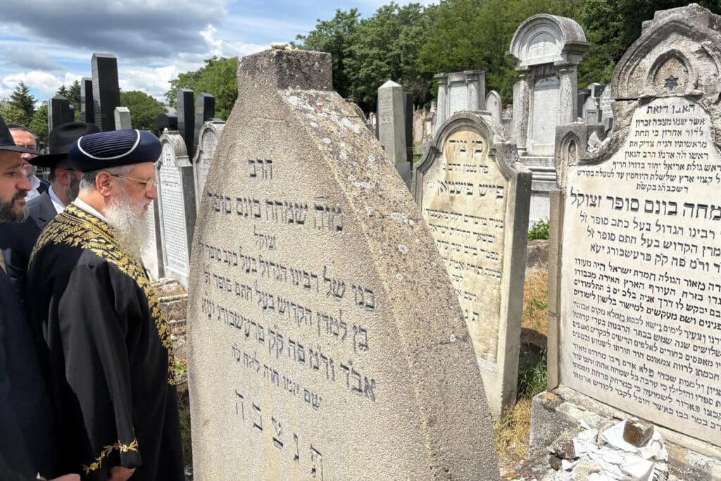 מסע הראשון לציון הגאון רבי דוד יוסף לחיזוק הקהילות באירופה‬
