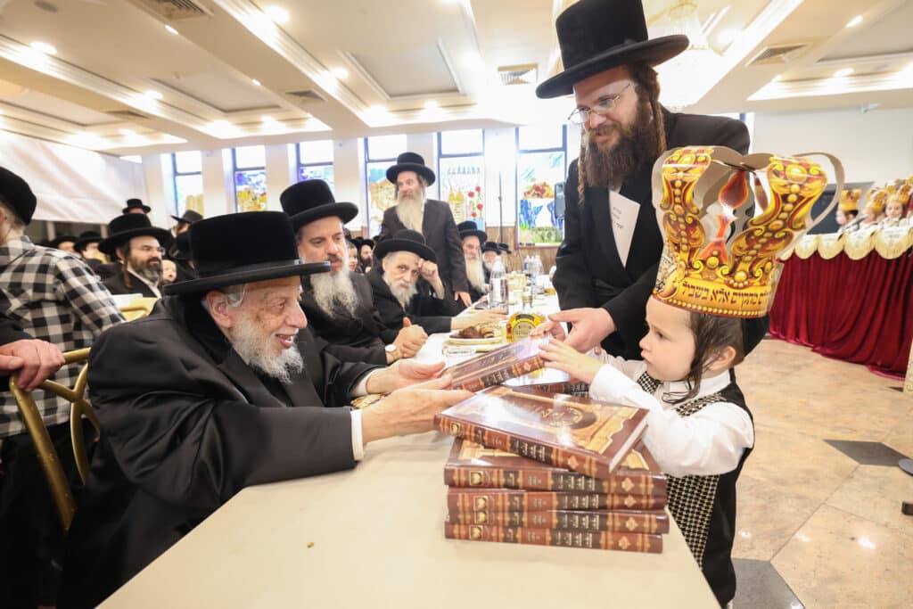 אבות ובנים: בתלמוד תורה 'זרע קודש' חגגו 'חומש סעודה'