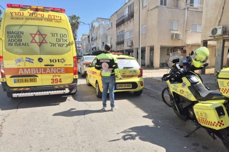 תינוק בן 4 חודשים נשכח ברכב בכפר חב"ד – מצבו קשה
