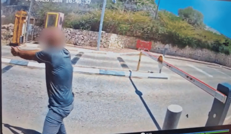 תיעוד דרמטי: רבש"ץ היישוב השיב אש והרחיק את המחבל