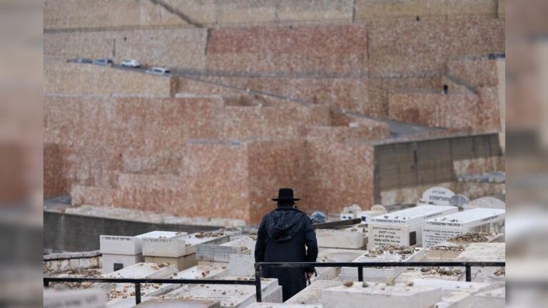 משה גדל בלי אבא ואיבד את אמא; מי יחתן אותו?
