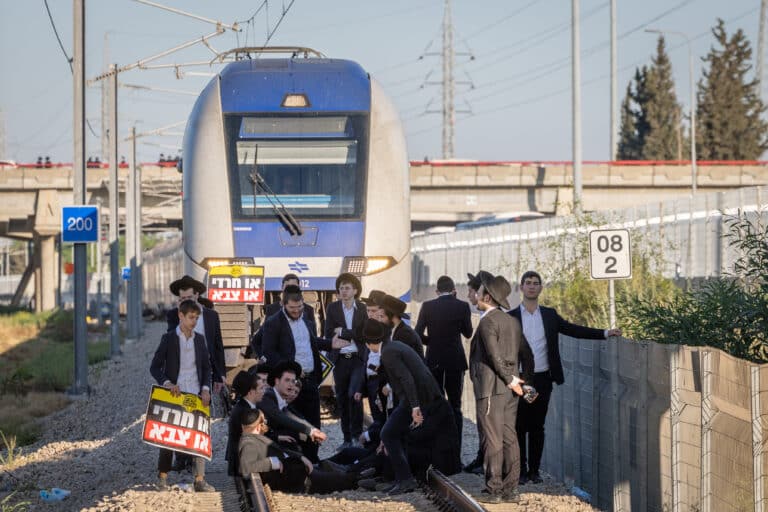 חרדי נפצע קשה במחאות – המונים פרצו לביתו של הבכיר