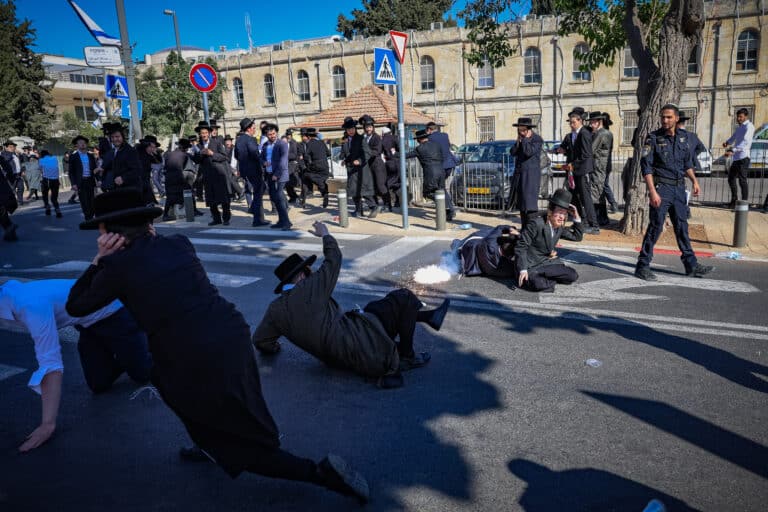 בעקבות הסגרת העצורים: מחאות סוערות מול בתי הכלא