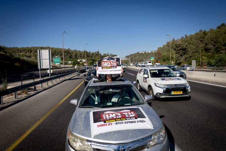 אלפי רכבים מתקדמים לכלא 10 – המשטרה מנסה לשבש