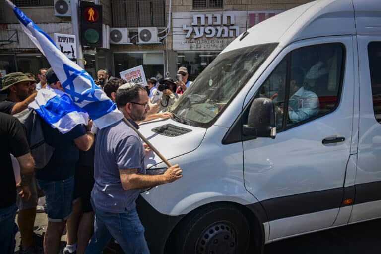 קומץ מפגינים עימותים ואלימות: פעילי השמאל הפגינו בב"ב